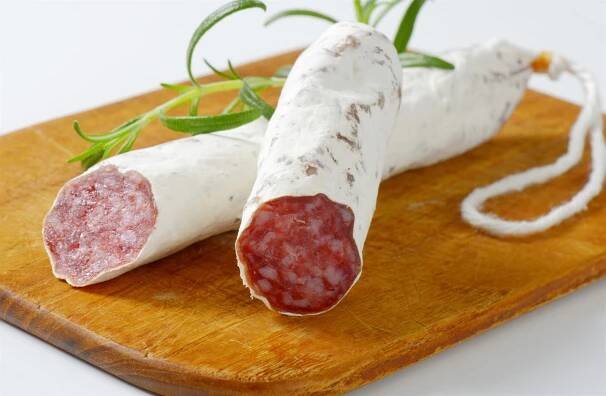 V Česku je španělský salám fuet se salmonelami, varují veterináři. Do obchodů se dostalo zhruba 12 tisíc balení