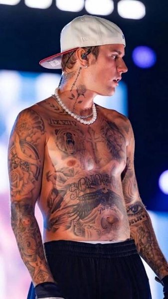 Pin de Kayla Braun em Boys <3 em 2025 | Justin bieber fatos, Álbuns justin bieber, Rapazes sensuais