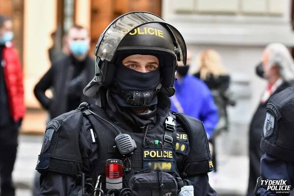 Při střetech v centru Prahy bylo zraněno 20 policistů. V poutech skončilo více než 150 lidí | Týdeník Policie