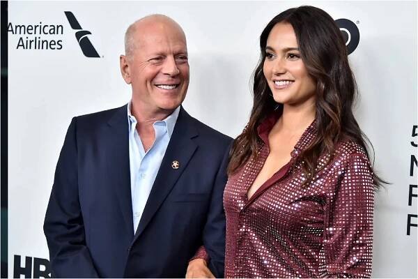 Bruce Willis and his wife at an awards ceremony.