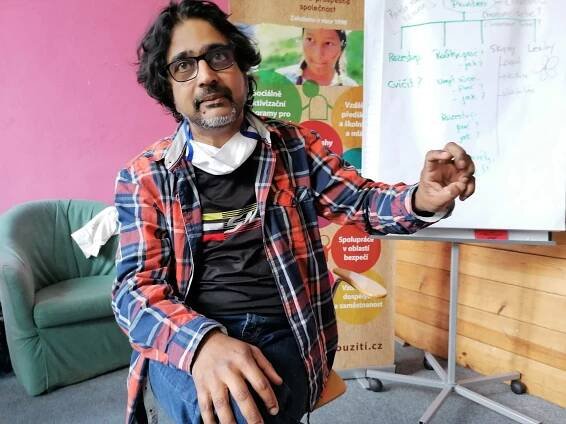 Aktivista Kumar Vishwanathan, který sterilizovaným ženám pomáhá s odškodněním. 