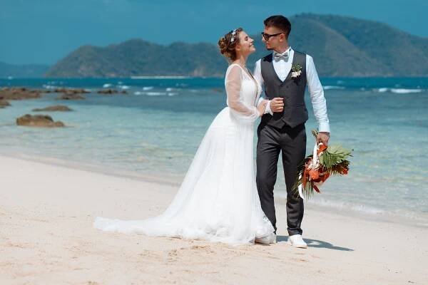 Gorgeous bride on the emerald coast of Phuket. Photographer in Phuket. Photographer Thailand