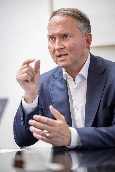 Simon Michel spricht gestikulierend in einem Büro im Ypsomed-Hauptsitz in Burgdorf.