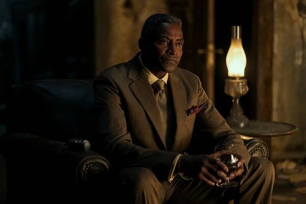 Carl Lumbly as C. Auguste Dupin in episode 101 of The Fall of the House of Usher.