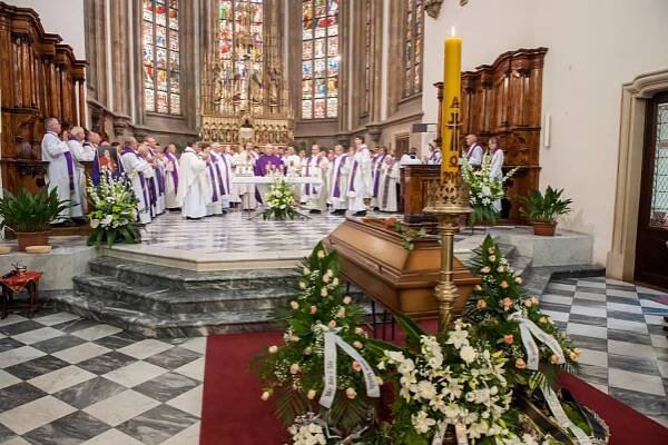 Pohřeb otec Jan Kabeláč 2015 | Farnost Brno - Židenice u kostela sv. Cyrila a Metoděje