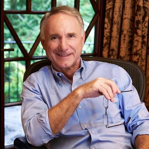 Praha jako střed světa: Dan Brown ve své novince přivádí Roberta Langdona do stínu našich věží. Tajemství všech tajemství