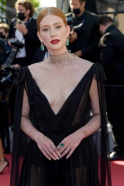 FOTO: Herečka Marina Ruy Barbosa přišla na festival v šatech s odvážným výstřihem. – stránka 41
