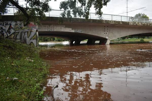 Voda v Hradci uzavřela dva podchody, rozlivy hrozí u Svinar