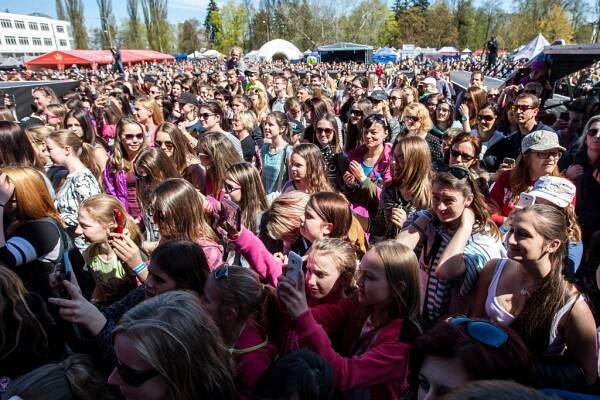 Jubilejní Hradecký Majáles: tisíce lidí i přelepené kelímky