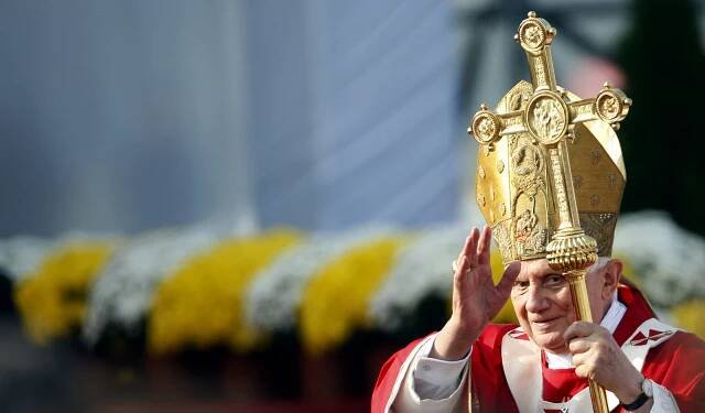 BENEDIKT XVI. V ČESKU: Papež v Boleslavi uctil památku sv. Václava před padesáti tisíci poutníky