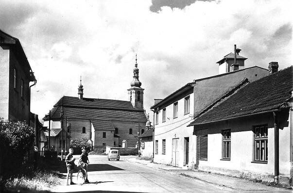 Paskov, průhled vesnickou částí ke kostelu sv. Vavřince; 60. léta 20. století (sbírka Pavla Fiedlera).