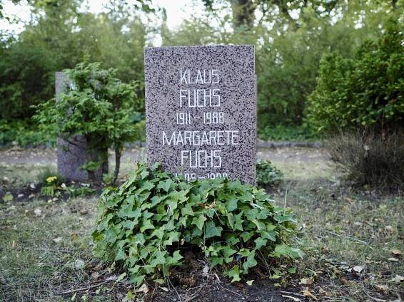 A Walking & Audio Guide to the Friedrichsfelde Cemetery — Whitlam's Berlin Tours