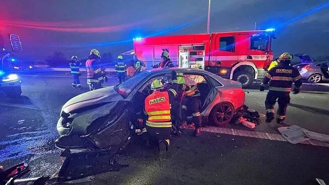 U dopravní nehody dvou osobních automobilů na dálnici D8 u obce...