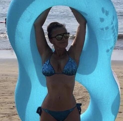 Bujné čtyřky a vosí pas: Sexbomby Bendové v bikinách není nikdy dost