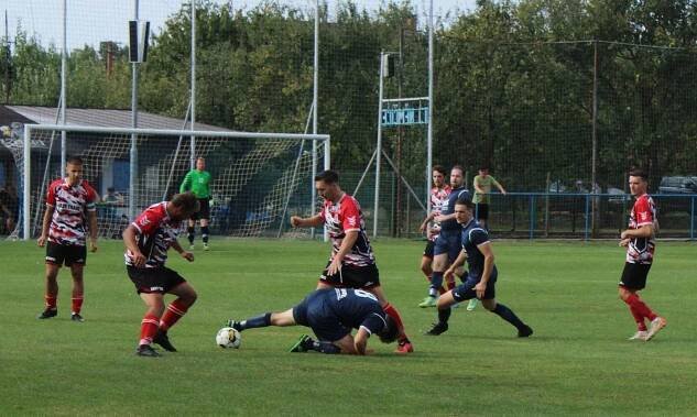 Fotbalisté Němčic (v černém) v 5. kole okresního přeboru OFS Kroměříž porazili Břest 4:0.