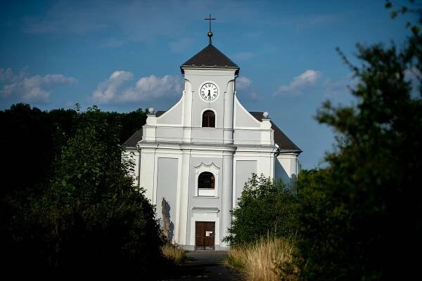 Průmyslová zóna u šikmého kostela v Karviné. Co říká majitel, katolická církev
