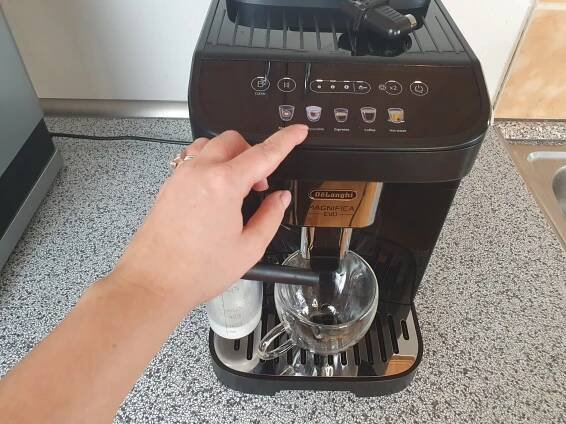 De'Longhi Magnifica Evo má dotykové ovládání