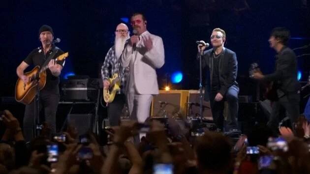 VIDEO: Eagles of Death Metal se vrátili do Paříže. Zahráli na koncertě U2