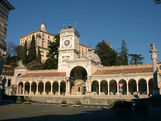 Soubor:Udine-PiazzaLiberta.jpg – Wikipedie