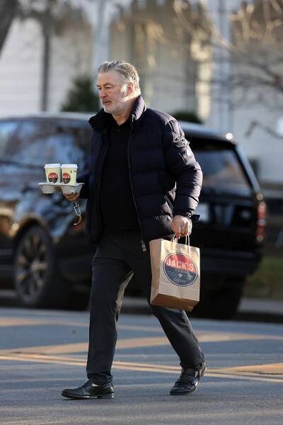 Alec Baldwin bude obžalován za smrt kameramanky Halyny Hutchins: Hrozí mu až 18 měsíců za mřížemi