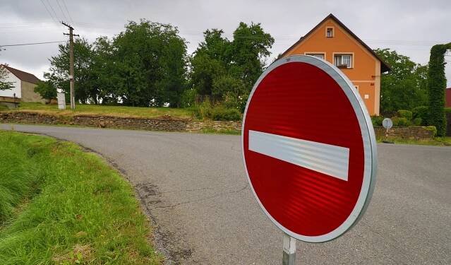 Silniční uzavírka v Chodové Plané: i kamiony musí na objížďku přes Kříženec