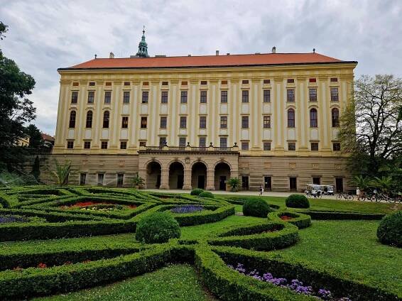 Historická knihovna Arcibiskupského zámku a zahrad (Knihovna) • Mapy.com