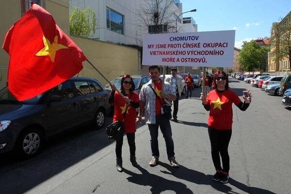 Fotoblog: Čínskou ambasádu oblehla rudá řeka. Vietnamci protestují v Praze proti okupaci svých území