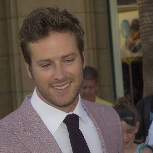 Gayové to mají jednodušší, říká herec Armie Hammer, který čelil obvinění z kanibalismu