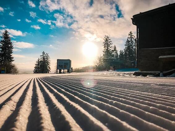 Lipno nad Vltavou láká na ideální lyžování, slunečný víkend a sladké pokušení