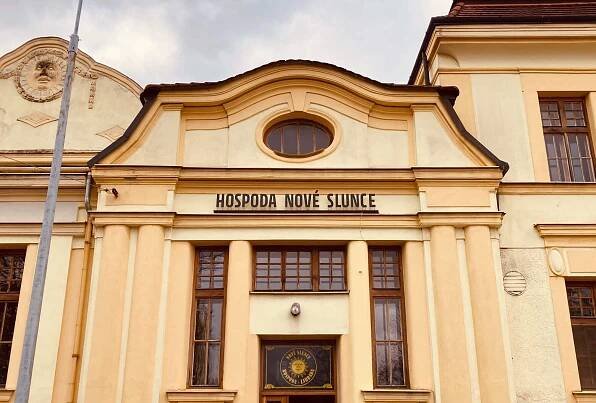 Veronika_Rut_Fullerova_Plzensky_Prazdroj_slunce-fascie_INTRO_2