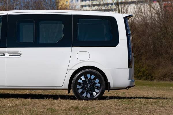 Sci-fi dodávka Hyundai nově bez dieselu. Co to Starii přineslo a o co přišla?