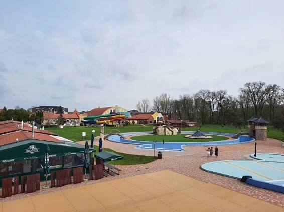 Areál koupaliště Thermal Corvinus Velký Meder