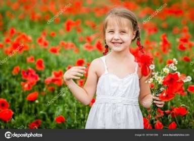 Stáhnout - Roztomilé dítě dívka v makové pole — Stock obrázek