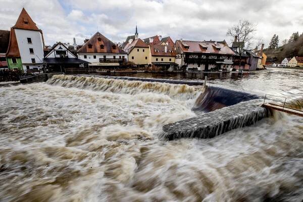 Fotky: Český Krumlov se proměnil v Benátky. Městem se žene velká voda