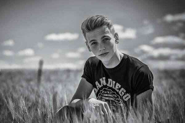 Tenhle roztomilý cukrouš plete hlavu vašim dcerám! Mrkněte, kdo pobláznil české teenagerky