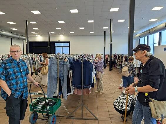 Second hand na Černé louce. Firma Marwil přivezla tisíce kusů použitého oblečení