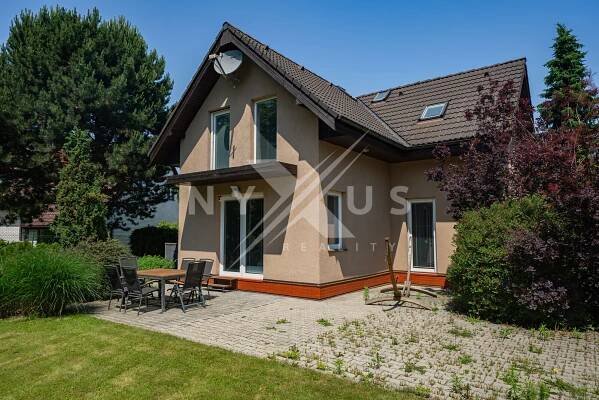 Prodej domu 5+kk - 174 m⊃2;, pozemek 869 m⊃2;, garáž, Lišická, Praha 9 - Újezd nad Lesy | Nyxus reality s.r.o.