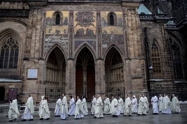 Mladé lidi přitahují kontemplativní řády, řeholníků stále ubývá