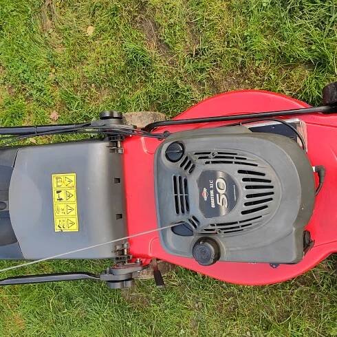 Prodám velmi zachovalou a zcela funkční sekačku Mountfield s pojezdem , silným a spolehlivým motorem Biggs Stratton, záběr