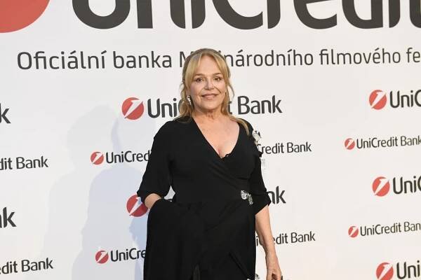 Dagmar Havlová ve Varech: loni trochu kontroverzní „pytel“, letos je královnou strohé elegance. Takhle jí to slušelo!