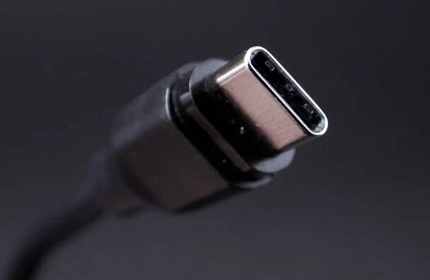 Od soboty se může prodávat pouze elektronika s nabíječkou USB-C. Odklad mají jen notebooky