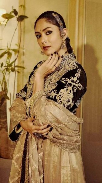 Mrunal Thakur elevates ethnic fashion with her exquisite style statement