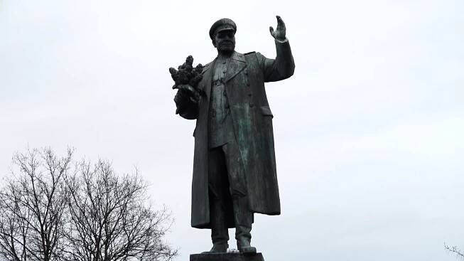 Koněv byl osvoboditel, ale také okupant. Radnice to napíše na jeho pomník