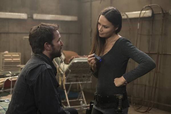 Falling Skies - Hunger Pains - Z filmu - Noah Wyle, Moon Bloodgood