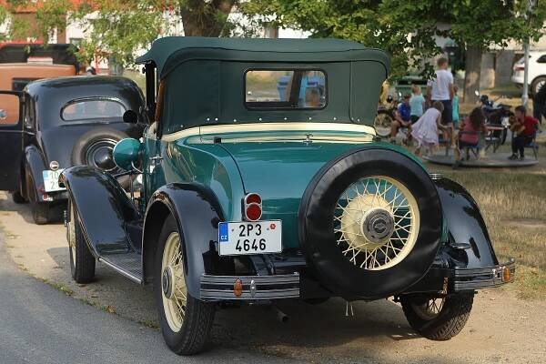 Majitelé veteránů měli sraz v Radobyčicích, na trať vyrazilo i auto z roku 1910