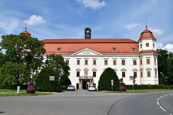 Zámek Holešov: Odhalte tajemné Versailles na Hané roku 1651!