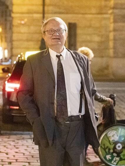 Režisér byl v dobré náladě, je vidět, že mu nový vztah prospívá.