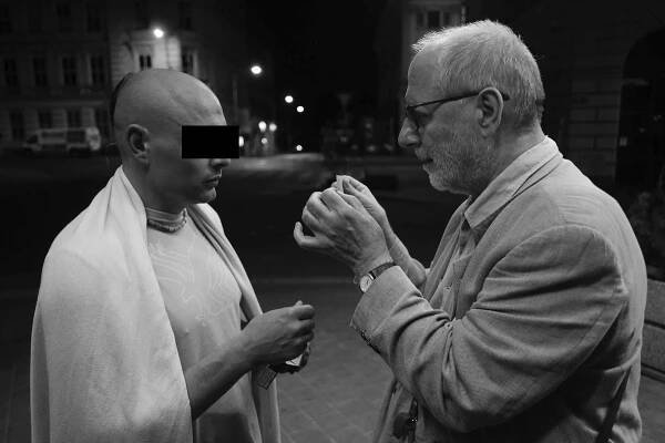 Ján Sedal svého útočníka znal. Tady je s ním na fotografii jen pár dní před brutálním incidentem. Námět hovoru? Cigareta...
