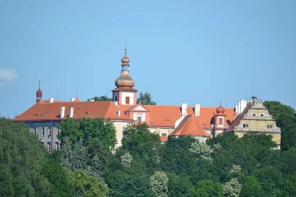 Zámek - Bělá pod Bezdězem - Architektonické památky - Hrady, zámky, tvrze, paláce - Středočeský kraj - Bělá pod Bezdězem