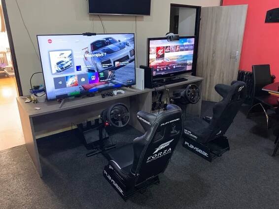 60 min. jízdy na promakaném simulátoru závodního auta i s možností virtuální reality